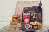 På Halifax Burgers på Amager ved amagercentret kan du nu sidde og nyde en øl, drink eller milkshake med din burger udendørs i solen