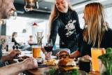 På Halifax Frederiksberg kan du få lækre burgers og sides i den hyggelige restaurant med massere af siddepladser