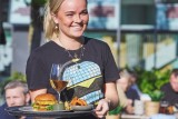 på halifax burgers frederiksberg lige ved metro stor plads i solen kolde øl billige sjusser godt til familie og hygge inden koncert i falkoner salen tæt på biograf 