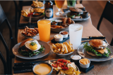 På Halifax Burgers i Hillerød kan du få pomfritter, tortilla chips, wings, løgringe og lækre dips til din selvvalgte burger