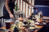 Hold julefrokost på halifax og nyd en lækker julemenu med burger kartoffelmos og brun sov og ris alamande god pris og man kan bestille bord til stort selskab i københavn hillerød køge roskilde