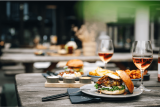 På Halifax Burgers i Køge kan du nyde en burger udenfor og indenfor med et lækkert glas rosé vin og pomfritter.