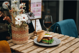 På Halifax, Larsbjørnsstræde i indre by, kan du hygge endnu mere om din burger og få kolde drikkevarer og varme pomfritter til i vores udendørs areal