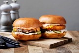 Nyheder på menukortet en cheeseburger med cheddar og oksekød eller veggie til den lille sult god i frokosten billig i forhold  store burgere
