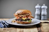 Nakskov er Halifax Burgers' bud på en bøfsandwich med valgfri bøf, ristede løg, rødbeder, cheddar, bacon, sennep, syltede agurker og remoulade.