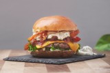 Ny sæson burger er på menukortet super lækre lokale råvarer med urtemayo og bacon og løgmarmelade og hjemmebagte boller 