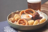 nyheder på halifax burgers lækker snackkurv perfekt at dele med kolde øl der er både wings onion rings chili cheese tops og nuggets også god til børn billig