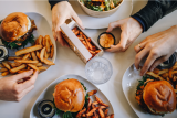 Bestil burgere fritter dips og andre hjemmelavede lækre sager som takeaway fra vores menu til levering i københavn roskilde odense lyngby køge hvor vi leverer takeaway