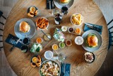 På Halifax Burgers på Trianglen kan du smage på vores lækre burgere, sides, dips, drinks, milkshakes og meget mere indenfor og kigge på den hurtige by flyve forbi