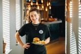 På Halifax østerbro kan du få lækre burgers og sides i den hyggelige restaurant med massere af siddepladser