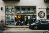 På Halifax i Valby kan du komme forbi og nyde en varm burger, sides, milkshakes og øl eller vin i den fine indrettet restaurant.