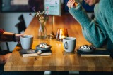 På Halifax i Valby kan du komme forbi og nyde en varm burger eller en kop kaffe i den fine indrettet restaurant.