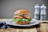 København er Halifax' bud på den klassiske burger med valgfri bøf, chipotlemayo, cheddar, syltede agurker, salat, tomat og salatløg.