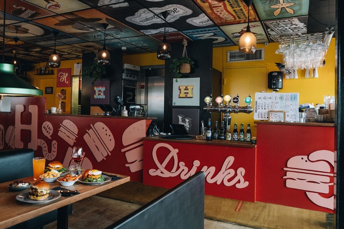 På Halifax Frederiksberg kan du få lækre burgers og sides i den hyggelige restaurant med massere af siddepladser
