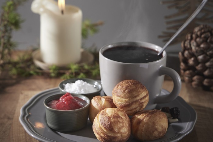 Kom på halifax i november og december og nyd hjemmelavet gløgg med rom og andre lækre julekrydderier og lune æbleskiver til en billig pris inden eller efter juleshopping masser af julehygge for hele familien