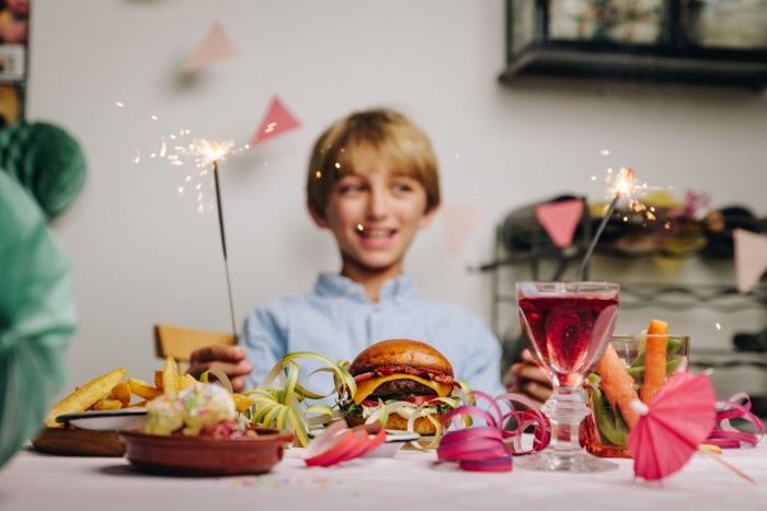 Hos Halifax kan du bestille nytårsmenu til børnene. Vores nytårsmenu gør det sjovt og let for både de voksne og børnene at få en dejlig aften med en lækker selv-bygget burger til de små.