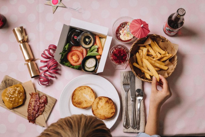 Hos Halifax kan du bestille nytårsmenu til børnene. Vores nytårsmenu gør det sjovt og let for både de voksne og børnene at få en dejlig aften med en lækker selv-bygget burger til de små.