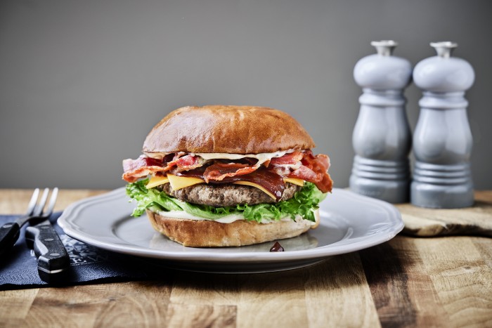 Lone Star er den klassiske amerikanske version af en burger med BBQ-marinade, bacon, dobbelt cheddar, salat og salatløg.