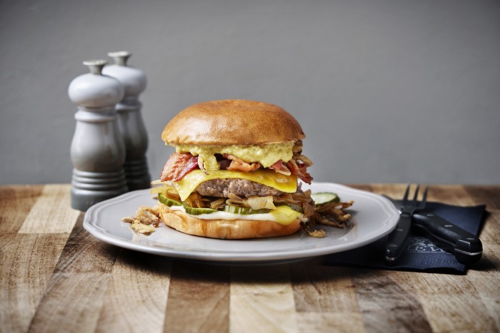 Nakskov er Halifax Burgers' bud på en bøfsandwich med valgfri bøf, bløde løg, cheddar, bacon, sennep, syltede agurker og remoulade.