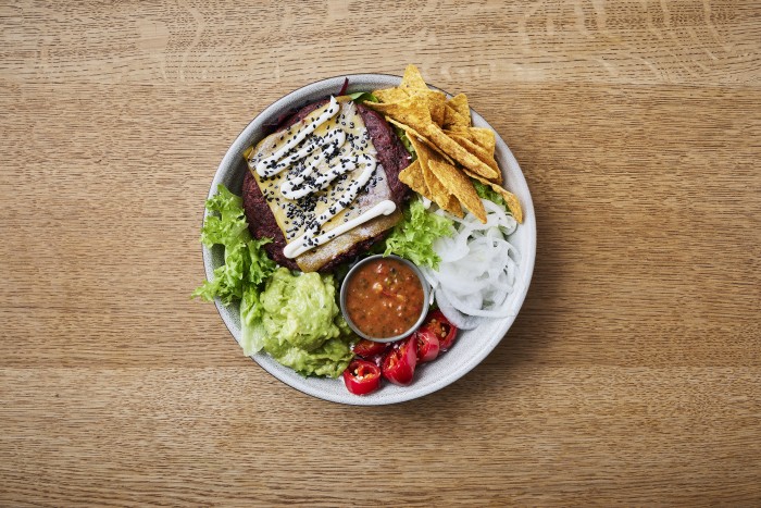 Halifax Burgerbowls er fyldt med friske hjemmelavede lækre burger ingredienser aæt det du elsker bare serveret i en bowl