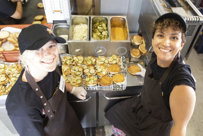 Halifax Burgers har været på roskilde Festival siden 2016 Bliv frivillig hos Halifax Burgers på festival Volunteer at festival. Roskilde festival. Smukfest